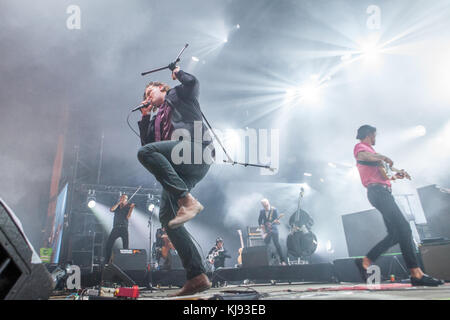 Danemark, Roskilde - 1er juillet 2017. Le groupe de rock danois Kellermensch donne un concert en direct pendant le festival de musique danois Roskilde Festival 2017. Ici, le chanteur Sebastian Wollf est vu en direct sur scène. (Crédit photo: Gonzales photo - Thomas Rasmussen). Banque D'Images