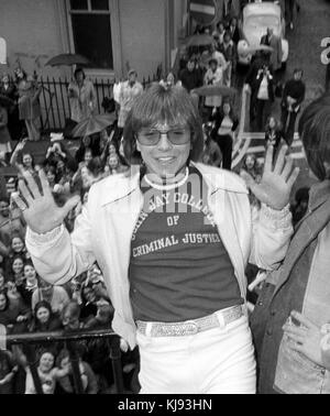 La star du pop américain, David Cassidy, tourne le dos à ses cris fans ci-dessous d'un balcon d'un immeuble à Hertford Street, Mayfair, Londres. David a passé du temps dans les studios de Radio Luxembourg, où il a fait un enregistrement. Banque D'Images