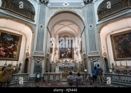 Naples. L'Italie. Intérieur de l'église de Pio Monte della Misericordia, du Caravage et les sept oeuvres de miséricorde au-dessus de l'autel. Banque D'Images