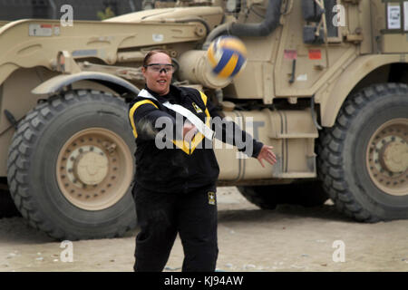 L'AÉRODROME DE BAGRAM (Afghanistan) - Le s.. L'Amber Court-circuit, un comité des ressources humaines et du personnel sous-officier dans le 165e Bataillon de soutien au maintien en puissance de combat sert la balle pendant la Semaine de la Marne Le 14 novembre jeu de volley-ball à Bagram Airfield, Afghanistan. Équipes de soldats des unités qui relèvent de la 3ème Division d'infanterie a joué les uns contre les autres dans une compétition amicale. (U.S. Photo de l'armée par la CPS. Elizabeth White avec 3ID RSSB/libérés) Banque D'Images