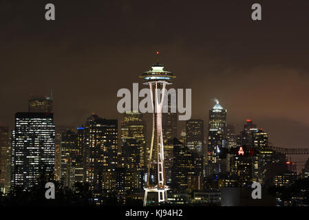 Crépuscule du soir city scape de Seattle skyline Space Needle dans la nuit avec des lumières Banque D'Images