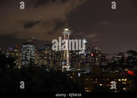 Crépuscule du soir city scape de Seattle skyline Space Needle dans la nuit avec des lumières Banque D'Images