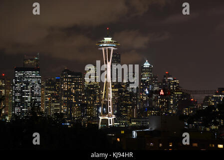 Crépuscule du soir city scape de Seattle skyline Space Needle dans la nuit avec des lumières Banque D'Images