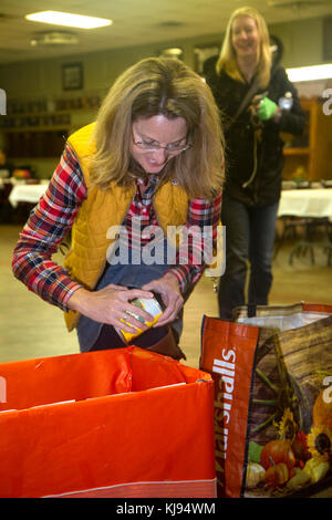 VINE GROVE, Ky. - Amy Gillon, un théâtre 1ère commande Soutien conjoint, met en conserve dans une boîte de dons le 15 novembre au début d'une 1ère réunion du Groupe de préparation de la famille TSC à Anciens combattants de guerres à l'étranger Poster 10281 dans Vine Grove, Ky. Première équipe a recueilli plus de 500 boîtes de conserve qui seront distribués aux familles dans le besoin à Fort Knox et les environs tout au long de la période des fêtes dans le cadre de sa 1ère campagne de don TSC redonne. (Photo par le Sgt. Jonathan Wiley) Banque D'Images