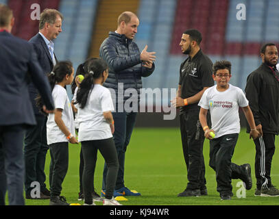 Le duc de Cambridge rencontre des apprentis participant à un projet visant à nourrir la prochaine génération d'entraîneurs sportifs au stade Villa Park du club de football d'Aston Villa, à Birmingham. Banque D'Images