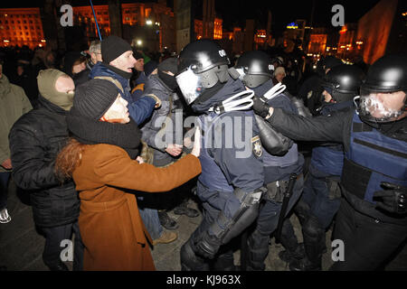 Kiev, Ukraine. 21 novembre 2017. Des militants et des partisans de différents partis nationalistes ukrainiens se heurtent à des policiers lors d'un rassemblement sur la place de l'indépendance à Kiev, en Ukraine, le 21 novembre 2017. Les Ukrainiens célèbrent le quatrième anniversaire de l’Euromaïdan ou Révolution de la dignité. Crédit : Serg Glovny/ZUMA Wire/Alamy Live News Banque D'Images