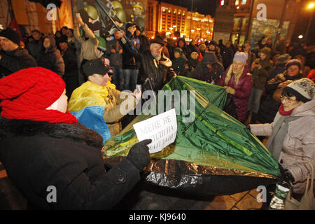 Kiev, Ukraine. 21 novembre 2017. Des militants et des partisans de différents partis nationalistes ukrainiens ont installé une tente lors d'un rassemblement sur la place de l'indépendance à Kiev, en Ukraine, le 21 novembre 2017. Les Ukrainiens célèbrent le quatrième anniversaire de l’Euromaïdan ou Révolution de la dignité. Crédit : Serg Glovny/ZUMA Wire/Alamy Live News Banque D'Images