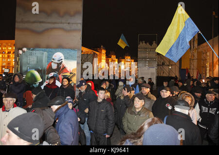 Kiev, Ukraine. 21 novembre 2017. Des militants et des partisans de différents partis nationalistes ukrainiens assistent à un rassemblement sur la place de l'indépendance à Kiev, en Ukraine, le 21 novembre 2017. Les Ukrainiens célèbrent le quatrième anniversaire de l’Euromaïdan ou Révolution de la dignité. Crédit : Serg Glovny/ZUMA Wire/Alamy Live News Banque D'Images