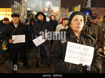 Kiev, Ukraine. 21 novembre 2017. Des militants et des partisans de différents partis nationalistes ukrainiens tiennent des pancartes indiquant "je n'ai pas été tué sur le Maïdan", lors d'un rassemblement sur la place de l'indépendance à Kiev, en Ukraine, le 21 novembre 2017. Les Ukrainiens célèbrent le quatrième anniversaire de l’Euromaïdan ou Révolution de la dignité. Crédit : Serg Glovny/ZUMA Wire/Alamy Live News Banque D'Images