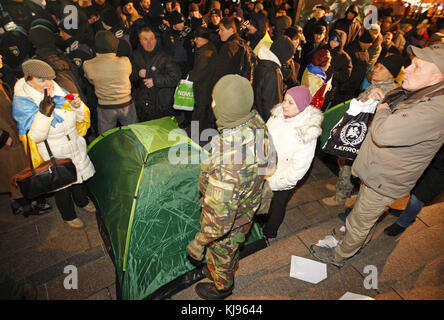 Kiev, Ukraine. 21 nov, 2017. Les militants et les partisans des différents partis nationalistes ukrainiens setup une tente pendant un rassemblement sur la place de l'indépendance à Kiev, Ukraine, le 21 novembre 2017. Les ukrainiens marquer le quatrième anniversaire de la révolution de la dignité ou euromaidan. crédit : serg glovny/zuma/Alamy fil live news Banque D'Images