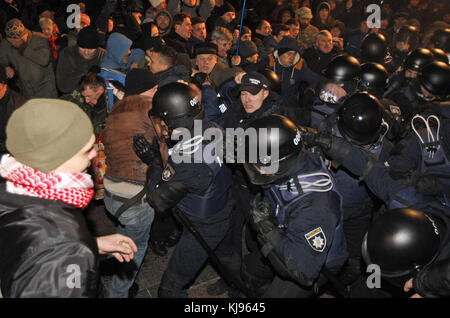 Kiev, Ukraine. 21 novembre 2017. Des militants et des partisans de différents partis nationalistes ukrainiens se heurtent à des policiers lors d'un rassemblement sur la place de l'indépendance à Kiev, en Ukraine, le 21 novembre 2017. Les Ukrainiens célèbrent le quatrième anniversaire de l’Euromaïdan ou Révolution de la dignité. Crédit : Serg Glovny/ZUMA Wire/Alamy Live News Banque D'Images