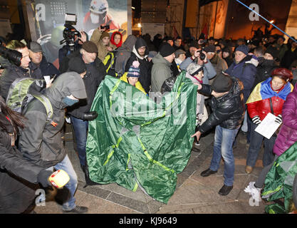 Kiev, Ukraine. 21 novembre 2017. Des militants et des partisans de différents partis nationalistes ukrainiens ont installé une tente lors d'un rassemblement sur la place de l'indépendance à Kiev, en Ukraine, le 21 novembre 2017. Les Ukrainiens célèbrent le quatrième anniversaire de l’Euromaïdan ou Révolution de la dignité. Crédit : Serg Glovny/ZUMA Wire/Alamy Live News Banque D'Images