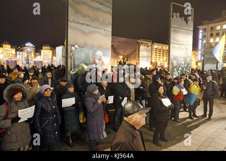 Kiev, Ukraine. 21 novembre 2017. Des militants et des partisans de différents partis nationalistes ukrainiens tiennent des pancartes indiquant "je n'ai pas été tué sur le Maïdan", lors d'un rassemblement sur la place de l'indépendance à Kiev, en Ukraine, le 21 novembre 2017. Les Ukrainiens célèbrent le quatrième anniversaire de l’Euromaïdan ou Révolution de la dignité. Crédit : Serg Glovny/ZUMA Wire/Alamy Live News Banque D'Images