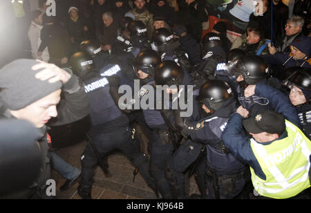 Kiev, Ukraine. 21 novembre 2017. Des militants et des partisans de différents partis nationalistes ukrainiens se heurtent à des policiers lors d'un rassemblement sur la place de l'indépendance à Kiev, en Ukraine, le 21 novembre 2017. Les Ukrainiens célèbrent le quatrième anniversaire de l’Euromaïdan ou Révolution de la dignité. Crédit : Serg Glovny/ZUMA Wire/Alamy Live News Banque D'Images