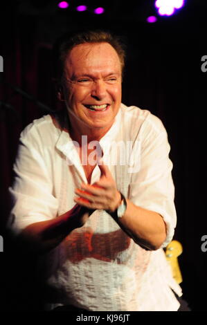 Fichier. 21 novembre 2017. Teen Idol David Cassidy, ancienne star du tube télévisé "The Partridge Family" des années 1970 est mort mardi soir d'une insuffisance hépatique. Il avait 67 ans. PHOTO : 12 mars 2016 - New York, New York, États-Unis - DAVID CASSIDY jouant en concert au BB Kings à New York. Crédit : Jeffrey Geller/ZUMA Wire/ZUMAPRESS.com/Alamy Live News Banque D'Images