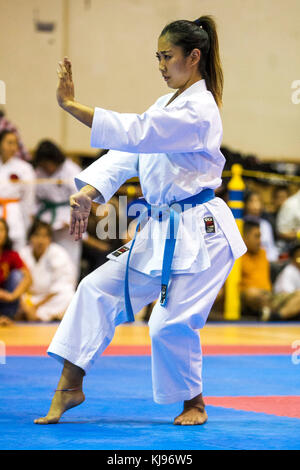 18 novembre 2017 - Taylor Kaneshiro fait concurrence dans les kata pendant l'Honolulu 2017 International Karate Championships tenue à Manoa Valley District de sport à Honolulu, Hawaï. Glenn Yoza/CSM Banque D'Images