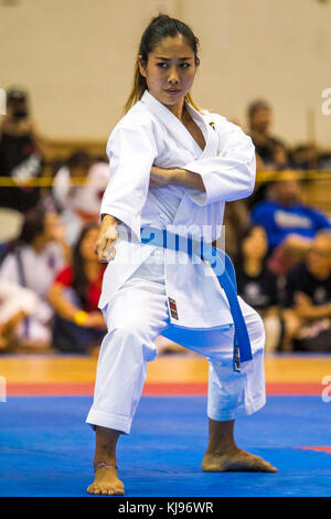 18 novembre 2017 - Taylor Kaneshiro fait concurrence dans les kata pendant l'Honolulu 2017 International Karate Championships tenue à Manoa Valley District de sport à Honolulu, Hawaï. Glenn Yoza/CSM Banque D'Images