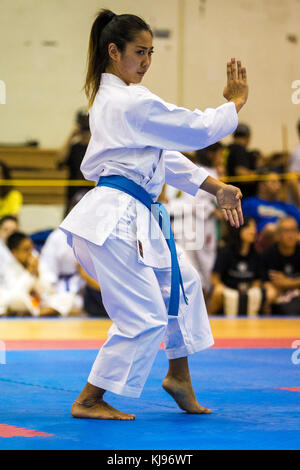 18 novembre 2017 - Taylor Kaneshiro fait concurrence dans les kata pendant l'Honolulu 2017 International Karate Championships tenue à Manoa Valley District de sport à Honolulu, Hawaï. Glenn Yoza/CSM Banque D'Images