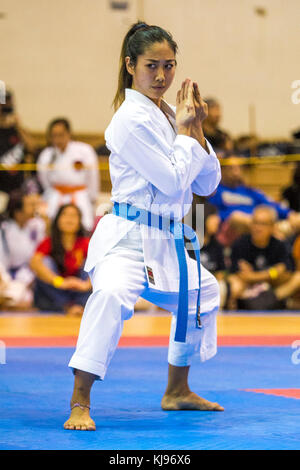 18 novembre 2017 - Taylor Kaneshiro fait concurrence dans les kata pendant l'Honolulu 2017 International Karate Championships tenue à Manoa Valley District de sport à Honolulu, Hawaï. Glenn Yoza/CSM Banque D'Images