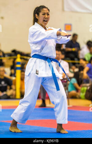 18 novembre 2017 - Taylor Kaneshiro fait concurrence dans les kata pendant l'Honolulu 2017 International Karate Championships tenue à Manoa Valley District de sport à Honolulu, Hawaï. Glenn Yoza/CSM Banque D'Images