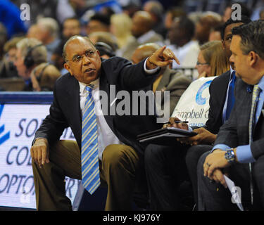 20 novembre, 2017 ; Memphis, TN, USA ; Memphis Tigers entraîneur-chef, TUBBY SMITH, à l'écart pendant un match de basket-ball de NCAA D1 jusqu'à l'encontre de la Nouvelle Orléans. Les Memphis Tigers défait les corsaires de la Nouvelle Orléans, 63-52. Kevin Langley/CSM Banque D'Images