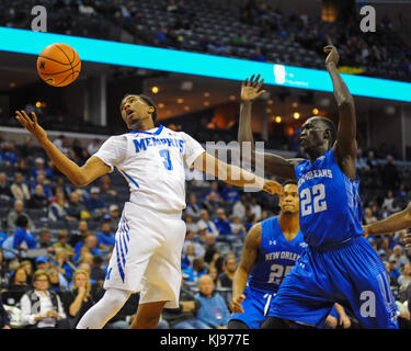 20 novembre, 2017 ; Memphis, TN, USA ; Memphis Tigers, Jérémie MARTIN (3), tente de prendre le contrôle de la balle que La Nouvelle-Orléans, PUOU MAKUR (22), des frais pour la balle. Les Memphis Tigers défait les corsaires de la Nouvelle Orléans, 63-52. Kevin Langley/CSM Banque D'Images