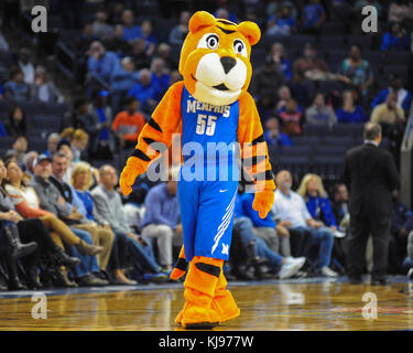 20 novembre, 2017 ; Memphis, TN, USA ; Memphis Tigers Mascot, POUNCER, effectue au cours d'une pause dans le jeu de basket-ball de NCAA D1 contre la Nouvelle Orléans. Les Memphis Tigers défait les corsaires de la Nouvelle Orléans, 63-52. Kevin Langley/CSM Banque D'Images