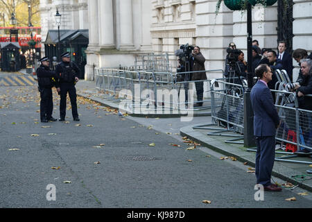 Londres, Royaume-Uni. 22 nov, 2017. La scène à Downing Street, Londres, quelques minutes avant philip Hammond, le chancelier de l'échiquier a émergé pour aller à la Chambre des communes pour livrer son budget. photo date : mercredi, 22 novembre, 2017. crédit : Roger garfield/Alamy live news Banque D'Images