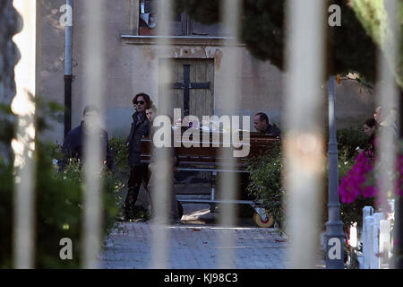 Corleone, Italie. 22 novembre, 2017. Corleone, un enterrement de Salvatore riina connu comme 'toto riina, le chef de la coupole, à Corleone. Dans la photo l'arrivée du cadavre du cadavre. 22/11/2017, Corleone, italie : crédit photo indépendant srl/Alamy live news Banque D'Images