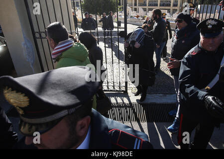 Corleone, Italie. 22 novembre, 2017. Corleone, un enterrement de Salvatore riina connu comme 'toto riina, le chef de la coupole, à Corleone. sur la photo la sortie du cimetière de la famille de 'toto riina. 22/11/2017, Corleone, italie : crédit photo indépendant srl/Alamy live news Banque D'Images