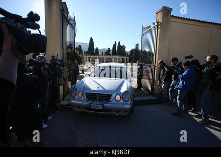 Corleone, Italie. 22 novembre, 2017. Corleone, un enterrement de Salvatore riina connu comme 'toto riina, le chef de la coupole, à Corleone. sur la photo la sortie du cimetière de la famille de 'toto riina. 22/11/2017, Corleone, italie : crédit photo indépendant srl/Alamy live news Banque D'Images