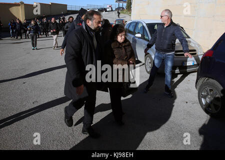 Corleone, Italie. 22 novembre, 2017. Corleone, un enterrement de Salvatore riina connu comme 'toto riina, le chef de la coupole, à Corleone. sur la photo la sortie du cimetière de la famille de 'toto riina. 22/11/2017, Corleone, italie : crédit photo indépendant srl/Alamy live news Banque D'Images