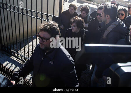 Corleone, Italie. 22 novembre, 2017. Corleone, un enterrement de Salvatore riina connu comme 'toto riina, le chef de la coupole, à Corleone. sur la photo la sortie du cimetière de la famille de 'toto riina. 22/11/2017, Corleone, italie : crédit photo indépendant srl/Alamy live news Banque D'Images