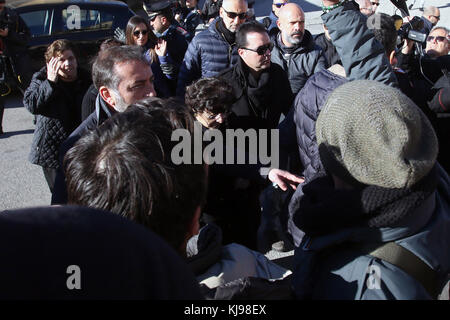 Corleone, Italie. 22 novembre, 2017. Corleone, un enterrement de Salvatore riina connu comme 'toto riina, le chef de la coupole, à Corleone. sur la photo la sortie du cimetière de la famille de 'toto riina. 22/11/2017, Corleone, italie : crédit photo indépendant srl/Alamy live news Banque D'Images