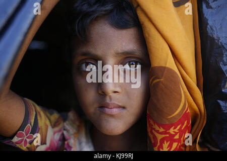 20 novembre 2017 - Cox's Bazar, BANGLADESH - une fille de réfugiés rohingyas pose pour une photo à son balukhali temporaire tente au camp de réfugiés, à ukhiya coxsbazar. selon le Haut Commissaire des Nations unies pour les réfugiés (HCR), plus de 650 000 réfugiés Rohingyas ont fui le Bangladesh du Myanmar pour enregistrer à partir de la violence au cours des derniers mois. crédit : md. mehedi hasan/zuma/Alamy fil live news Banque D'Images