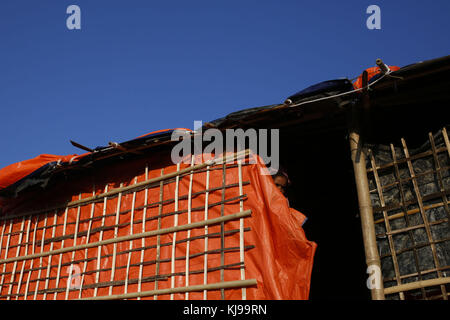 20 novembre 2017 - Cox's Bazar, Bangladesh - les Rohingyas une femme réagit à l'appareil photo de son balukhali temporaire tente au camp de réfugiés, à coxsbazar ukhiya. crédit : md. mehedi hasan/zuma/Alamy fil live news Banque D'Images