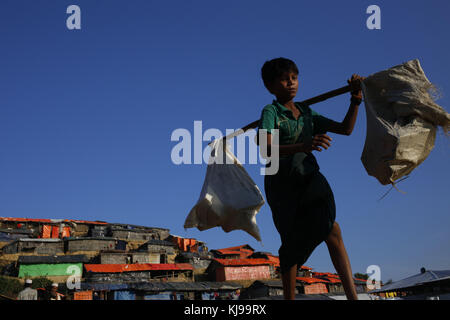 20 novembre 2017 - Cox's Bazar, Bangladesh - les Rohingyas Un garçon transporte des marchandises à son balukhali temporaire tente au camp de réfugiés, à coxsbazar ukhiya. crédit : md. mehedi hasan/zuma/Alamy fil live news Banque D'Images