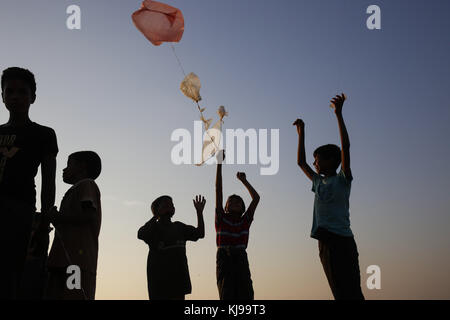 20 novembre 2017 - Cox's Bazar, BANGLADESH - réfugiés rohingyas garçons voler des cerfs-volants en haut de colline à balukhali ukhiya, camp de réfugiés dans la région de coxsbazar. crédit : md. mehedi hasan/zuma/Alamy fil live news Banque D'Images