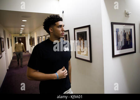 El Segundo, Californie, États-Unis. 23 juin 2017. LiAngelo Ball arrive avant la présentation de son frère Lonzo Ball au Laker's Practice Facility le vendredi 23 juin 2017 à El Segundo, en Californie. Les Lakers sélectionnent Lonzo Ball comme choix de draft NBA de la No. 2. © 2017 Patrick T. Fallon crédit : Patrick Fallon/ZUMA Wire/Alamy Live News Banque D'Images