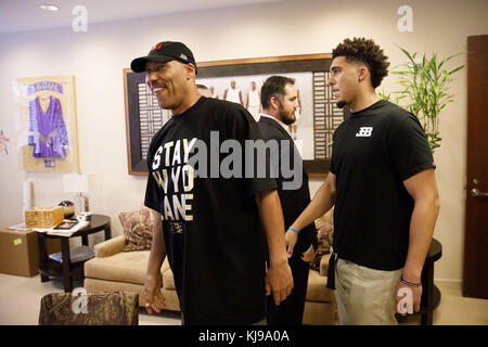 El Segundo, Californie, USA. 23 juin 2017. lavar ball balle liangelo et fils arriver avant l'introduction d'lonzo bal à l'installation de la pratique des Lakers le vendredi 23 juin, 2017 à El Segundo, Californie. Les Lakers lonzo sélectionné comme la balle no 2 draft pick globale. © 2017 Patrick t. fallon crédit : Patrick fallon/zuma/Alamy fil live news Banque D'Images