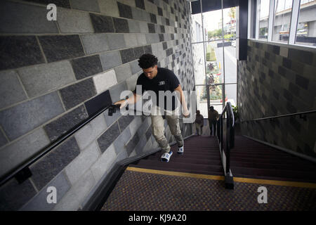 El Segundo, Californie, États-Unis. 23 juin 2017. LiAngelo Ball arrive avant la présentation de son frère Lonzo Ball au Laker's Practice Facility le vendredi 23 juin 2017 à El Segundo, en Californie. Les Lakers sélectionnent Lonzo Ball comme choix de draft NBA de la No. 2. © 2017 Patrick T. Fallon crédit : Patrick Fallon/ZUMA Wire/Alamy Live News Banque D'Images