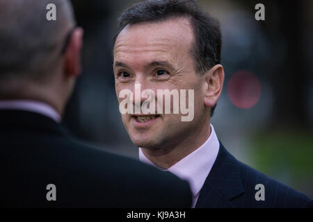 Londres, Royaume-Uni. 22 novembre, 2017. alun cairns mp, secrétaire d'état pour le pays de Galles, donne son avis sur le chancelier de l'échiquier philip Hammond's budget annonce lors d'une entrevue avec les médias de radiodiffusion sur College Green. crédit : mark kerrison/Alamy live news Banque D'Images