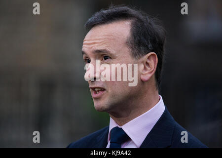 Londres, Royaume-Uni. 22 novembre, 2017. alun cairns mp, secrétaire d'état pour le pays de Galles, donne son avis sur le chancelier de l'échiquier philip Hammond's budget annonce lors d'une entrevue avec les médias de radiodiffusion sur College Green. crédit : mark kerrison/Alamy live news Banque D'Images