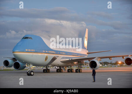 West Palm Beach, FL, États-Unis. 21 novembre 2017. Vue générale de la Force aérienne Un atterrissage à l'aéroport international de Palm Beach avec le président américain Donald Trump sa femme Melania Trump et son fils Barron Trump à l'intérieur pour passer le week-end de Thanksgiving au Mar-A-Largo Resort le 21 novembre 2017 à West Palm Beach, en Floride. Le président Trump a fait de nombreux voyages à son domicile en Floride depuis qu’il est président. Crédit : Mpi10/Media Punch/Alay Live News Banque D'Images