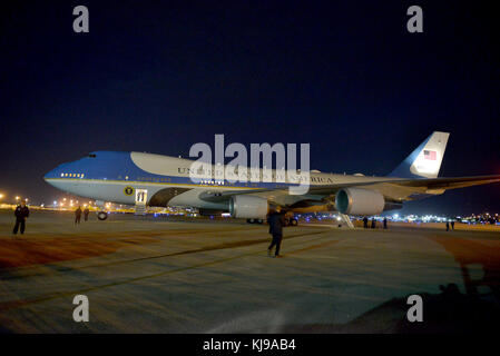 West Palm Beach, FL, États-Unis. 21 novembre 2017. Vue générale de l'Air Force One sur le tarmac à l'aéroport international de Palm Beach avec le président américain Donald Trump son épouse Melania Trump et son fils Barron Trump à l'intérieur pour passer le week-end de Thanksgiving au Mar-A-Largo Resort le 21 novembre 2017 à West Palm Beach, en Floride. Le président Trump a fait de nombreux voyages à son domicile en Floride depuis qu’il est président. Crédit : Mpi10/Media Punch/Alay Live News Banque D'Images