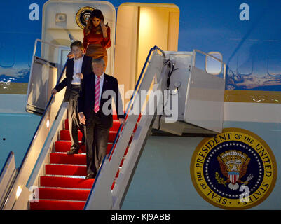 West Palm Beach, FL, États-Unis. 21 novembre 2017. Le président américain Donald Trump, sa femme Melania Trump et son fils Barron Trump arrivent ensemble à l'aéroport international de Palm Beach Pour passer le week-end de Thanksgiving au Mar-A-Largo Resort le 21 novembre 2017 à West Palm Beach, en Floride. Le président Trump a fait de nombreux voyages à son domicile en Floride depuis qu’il est président. Crédit : Mpi10/Media Punch/Alay Live News Banque D'Images