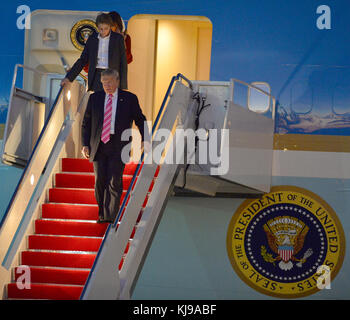 West Palm Beach, FL, États-Unis. 21 novembre 2017. Le président américain Donald Trump, sa femme Melania Trump et son fils Barron Trump arrivent ensemble à l'aéroport international de Palm Beach Pour passer le week-end de Thanksgiving au Mar-A-Largo Resort le 21 novembre 2017 à West Palm Beach, en Floride. Le président Trump a fait de nombreux voyages à son domicile en Floride depuis qu’il est président. Crédit : Mpi10/Media Punch/Alay Live News Banque D'Images