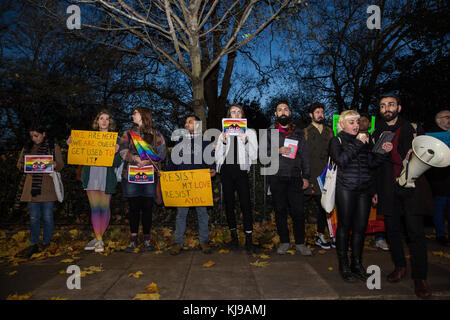 Londres, Royaume-Uni. 22 nov, 2017 Les militants lgbti. prendre part à une manifestation d'urgence à l'extérieur de l'ambassade de Turquie La Turquie a récemment contre l'imposition d'une durée indéterminée interdiction de manifestations culturelles lgbti dans la capitale turque ankara. le bureau du gouverneur d'Ankara a déclaré que l'interdiction serait : des films, des pièces de théâtre, expositions, tables rondes et autres événements afin de protéger "l'ordre public et de la santé publique et de la morale" et est le résultat de certains "sensibilités sociales". Credit : mark kerrison/Alamy live news Banque D'Images