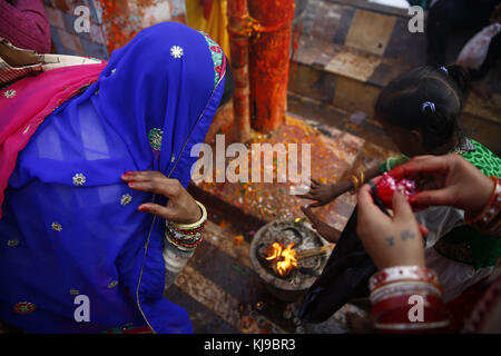 Janakpur, Népal. 23 novembre 2017. Les dévots offrent des prières lors de l’anniversaire du mariage de Lord Ram et Sita lors du festival Bibaha Panchami au temple Janaki à Janakpur, à quelque 400 km au sud-est de Katmandou au Népal, le jeudi 23 novembre 2017. Le temple est rempli de milliers de personnes de tout le Népal et de l'Inde. Le temple est décoré comme un véritable mariage. Crédit : Skanda Gautam/ZUMA Wire/Alamy Live News Banque D'Images