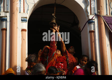 Janakpur, Népal. 23 novembre 2017. Les dévots offrent des prières pendant l’anniversaire du mariage de Lord Ram et Sita pendant Bibaha Panchami au temple Janaki à Janakpur, à quelque 400 km au sud-est de Katmandou au Népal, le jeudi 23 novembre 2017. Le temple est rempli de milliers de personnes de tout le Népal et de l'Inde. Le temple est décoré comme un véritable mariage. Crédit : Skanda Gautam/ZUMA Wire/Alamy Live News Banque D'Images